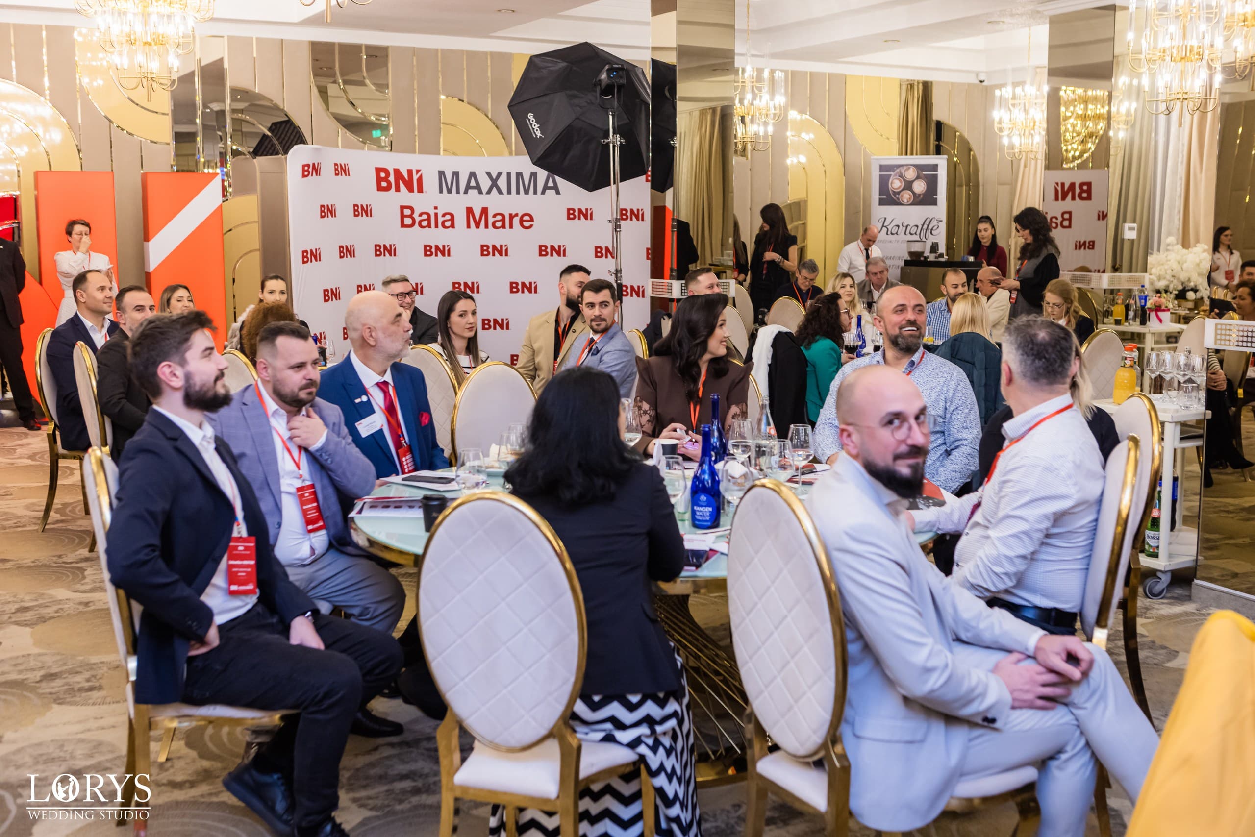 Participanți la masă în cadrul International Networking Week 2026