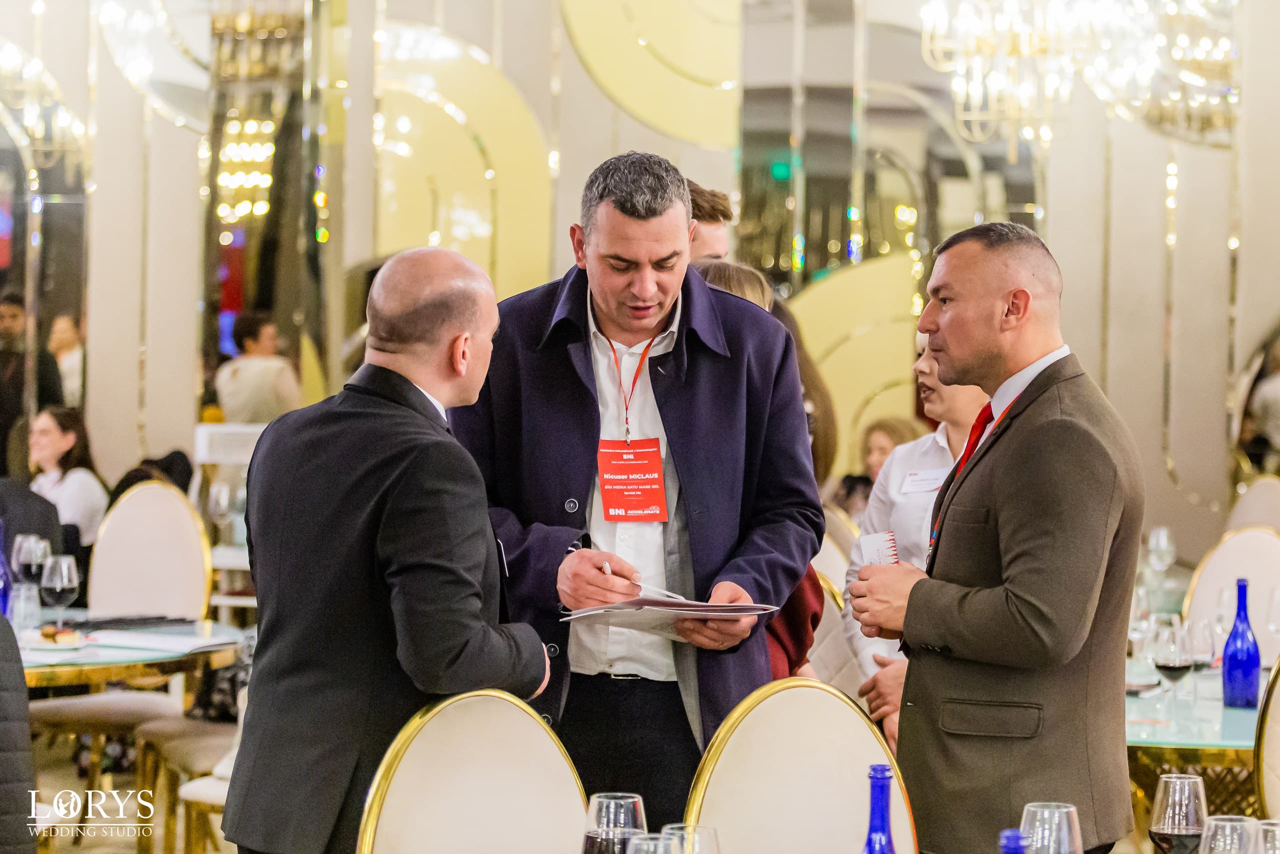 Discuție între participanți la International Networking Week 2026