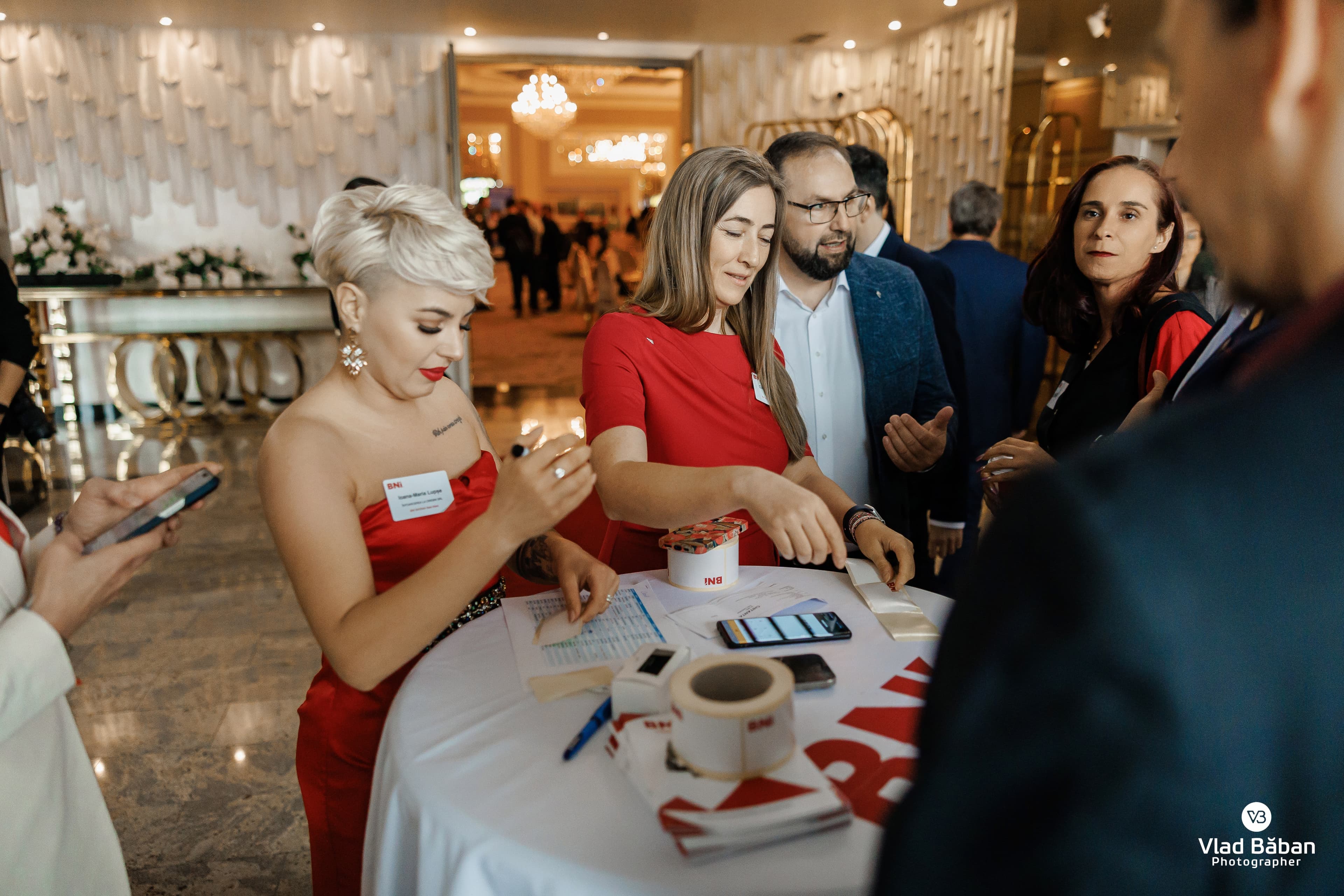 Interacțiune la zona de check-in în cadrul galei